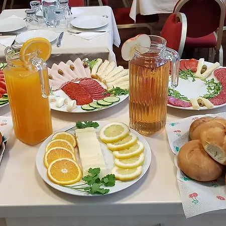 Отель Petra *
